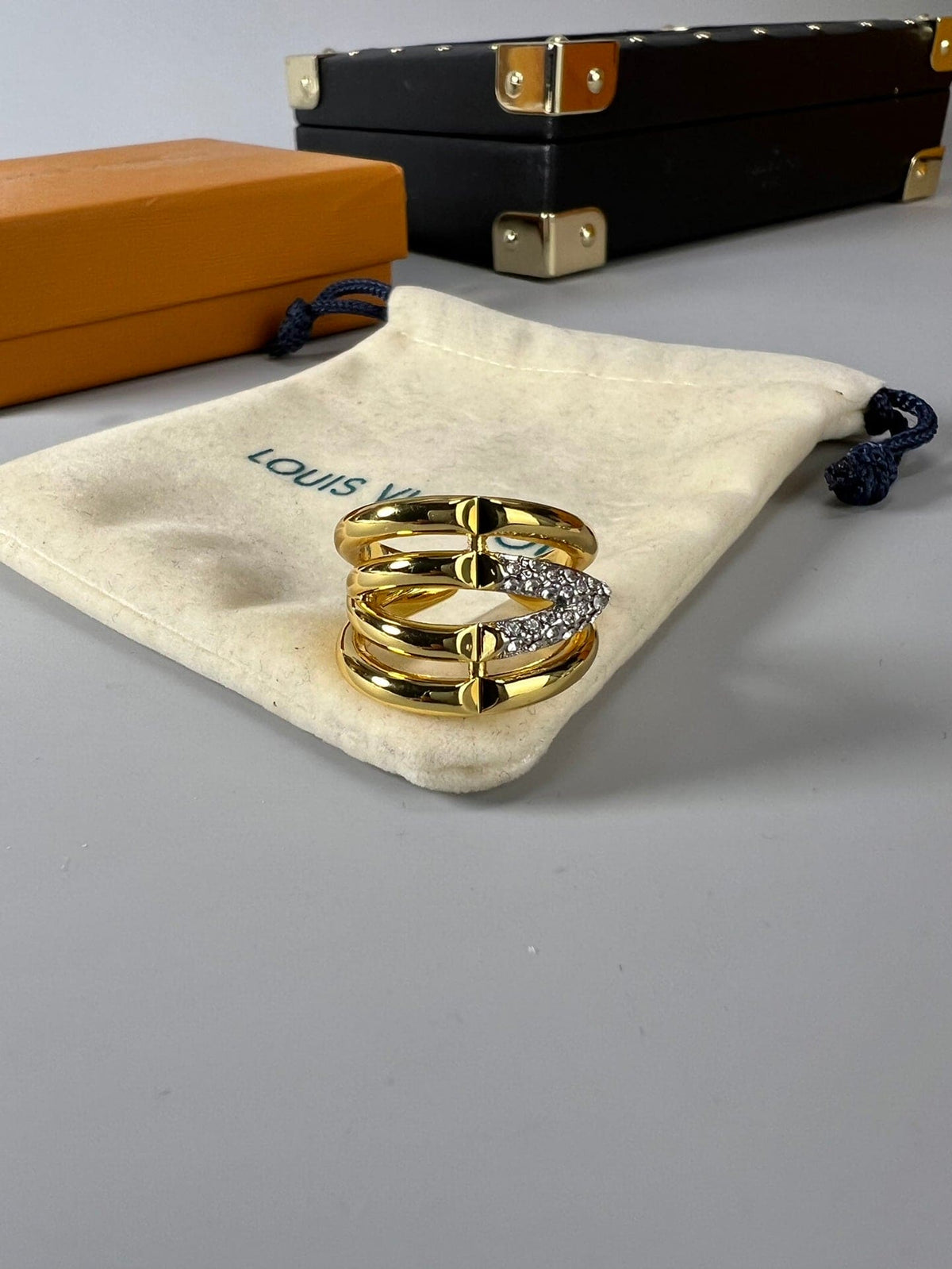 Louis Vuitton Volt Upside Down Diamond Ring - 18K Yellow Gold