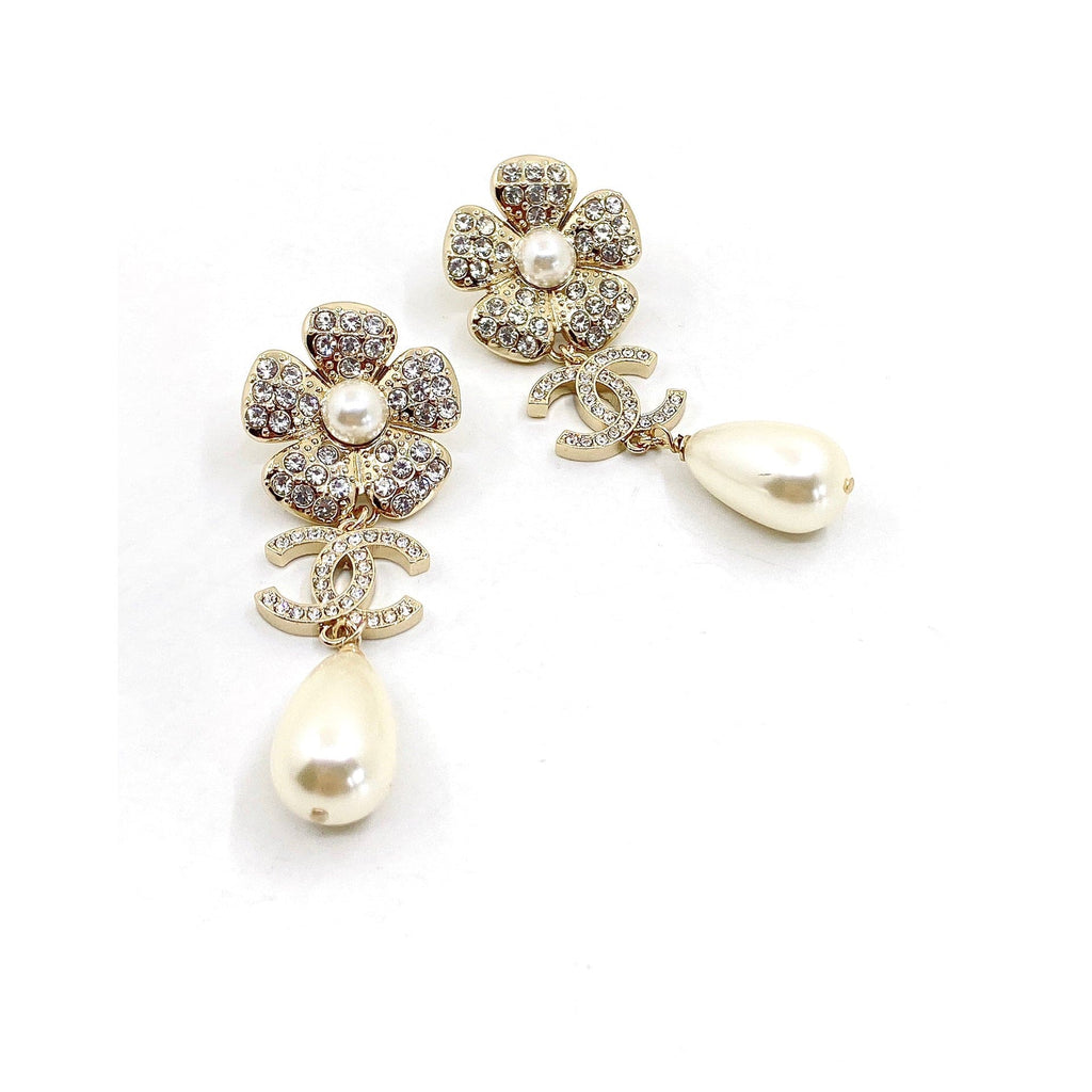 Chanel Pearl Flowers Earrings - 18K Yellow Gold