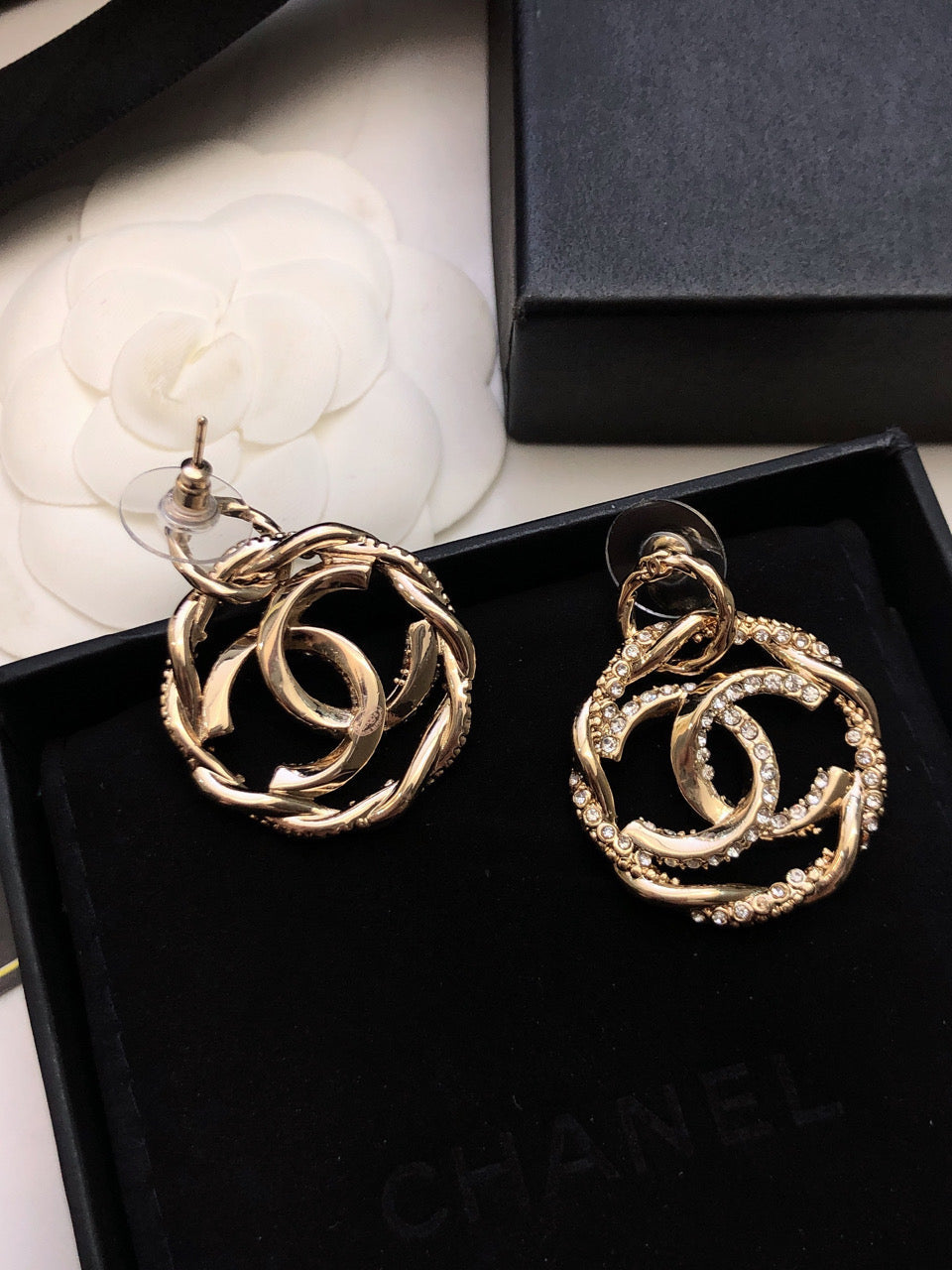 Chanel Round Diamond Earrings - 18K Yellow Gold