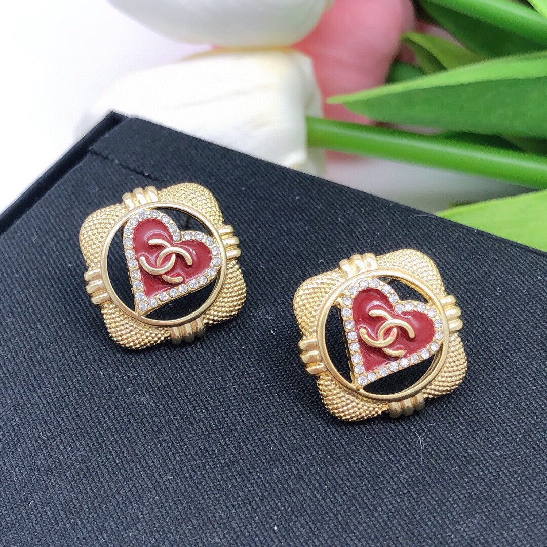 Chanel Heart Vintage Earrings - 18K Yellow Gold