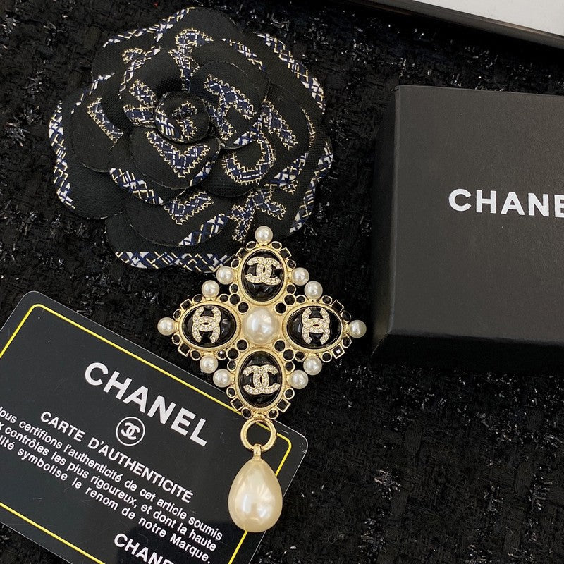 Chanel Pearl Pendant Gold Brooch