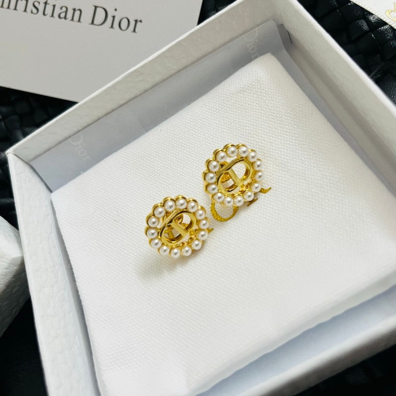 Dior Pearl Earrings - 18K Yellow Gold