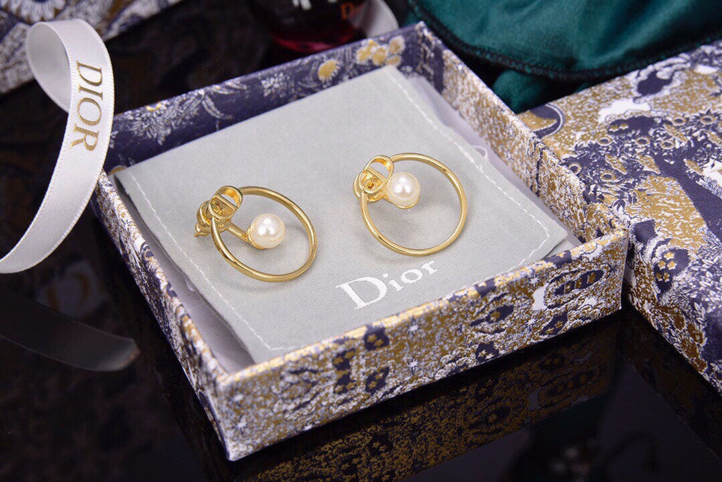 Dior 30 Montaigne Pearl Earrings