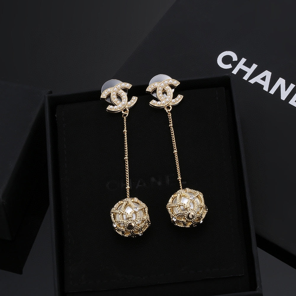 Chanel Pearl Long Earrings - 18K Yellow Gold