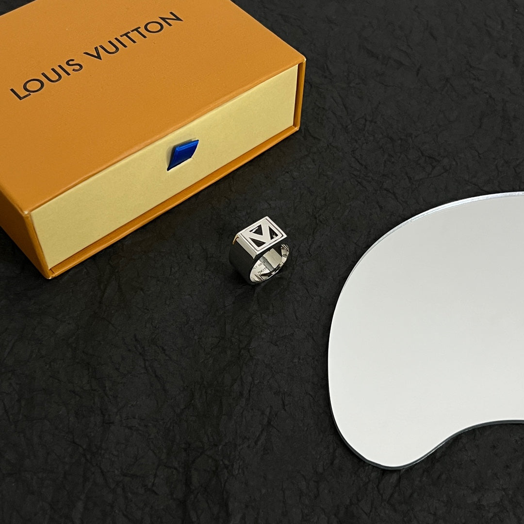 Louis Vuitton Vintage Ring - 18K White Gold