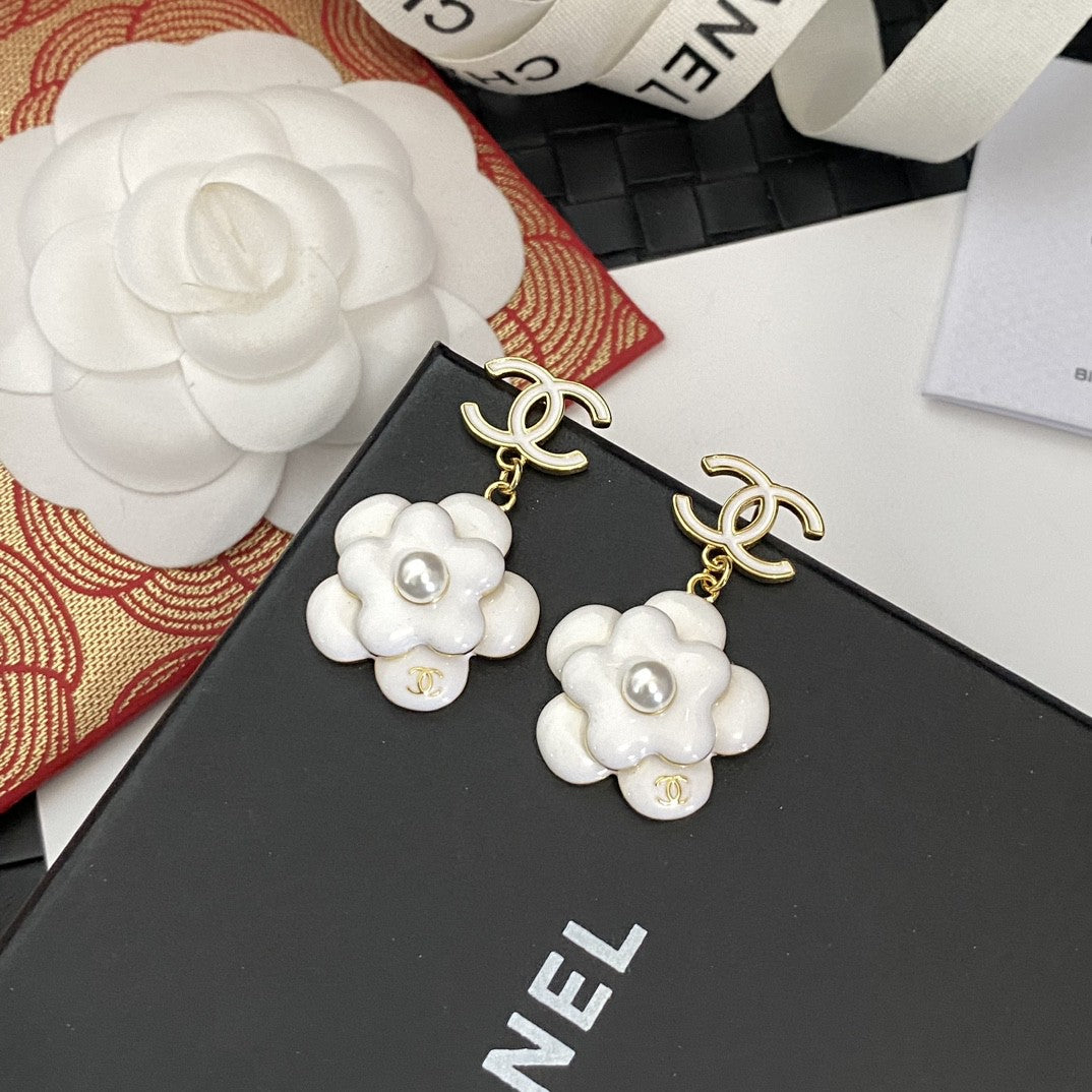 Chanel Flower Pearl Earrings - 18K Yellow Gold