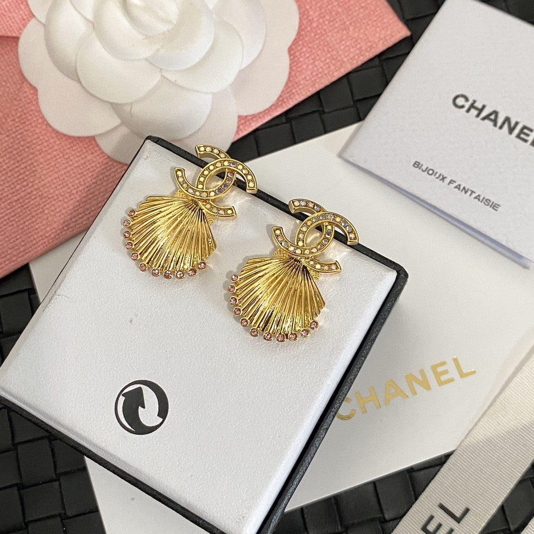 Chanel Shell Pendant Earrings - 18K Yellow Gold