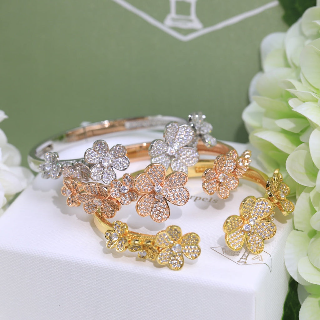 Frivole Seven Flowers Diamond Bracelet