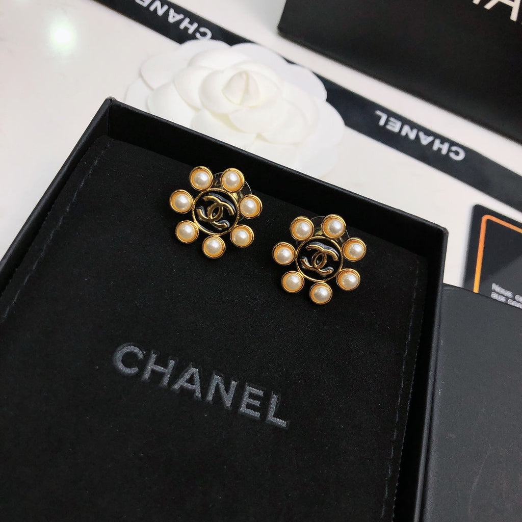 Chanel Flower Pearl Earrings - 18K Yellow Gold