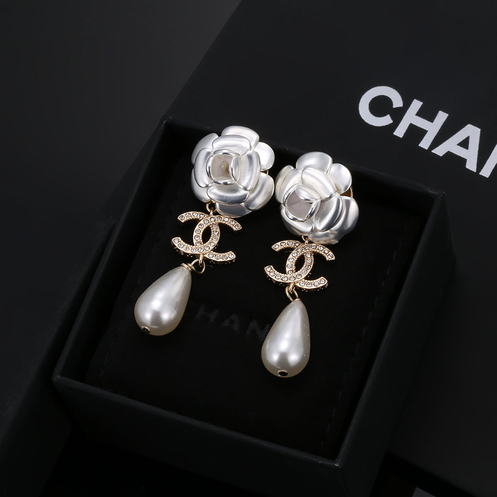 Chanel Flower Pearl Earrings - 18K Yellow Gold