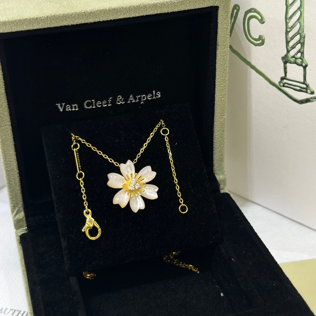Rose De Noel Clip Pendant Necklace - 18K Gold