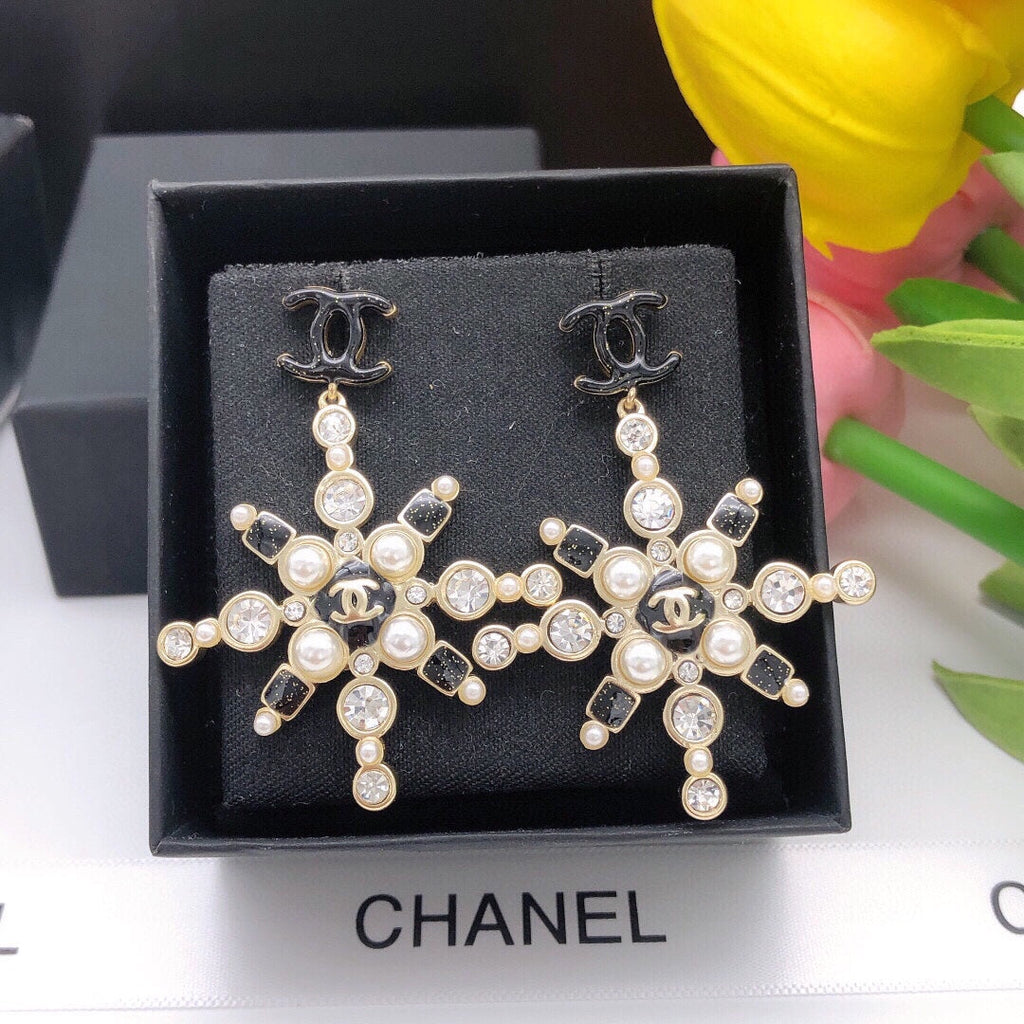 Chanel Snow Flowers Earrings - 18K Yellow Gold