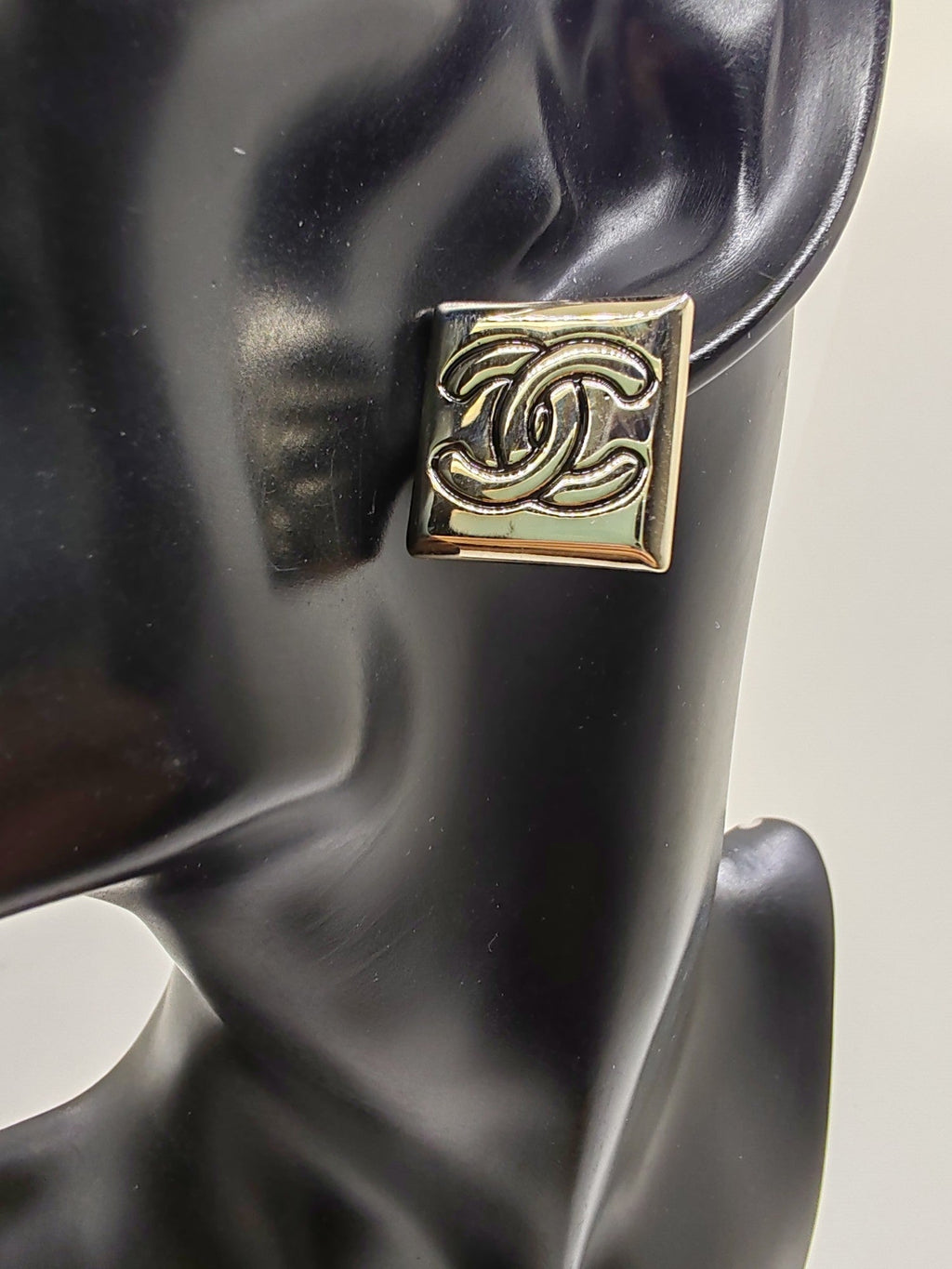 Chanel Smooth Block Earrings - 18K Yellow Gold
