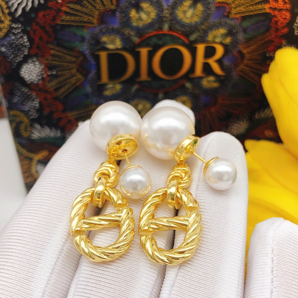 Dior 30 Montaigne Pearl Earrings