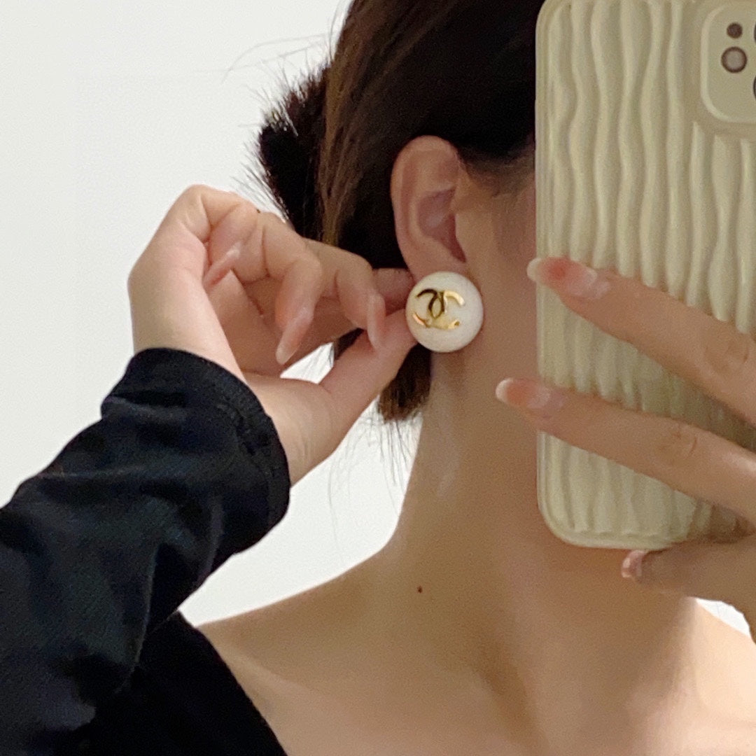 Chanel Pearl Round Earrings - 18K Yellow Gold