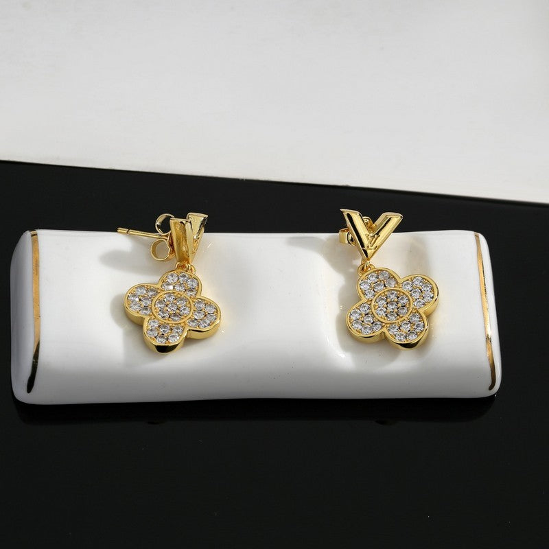Louis Vuitton Diamond Flower Earrings - 18K Yellow Gold