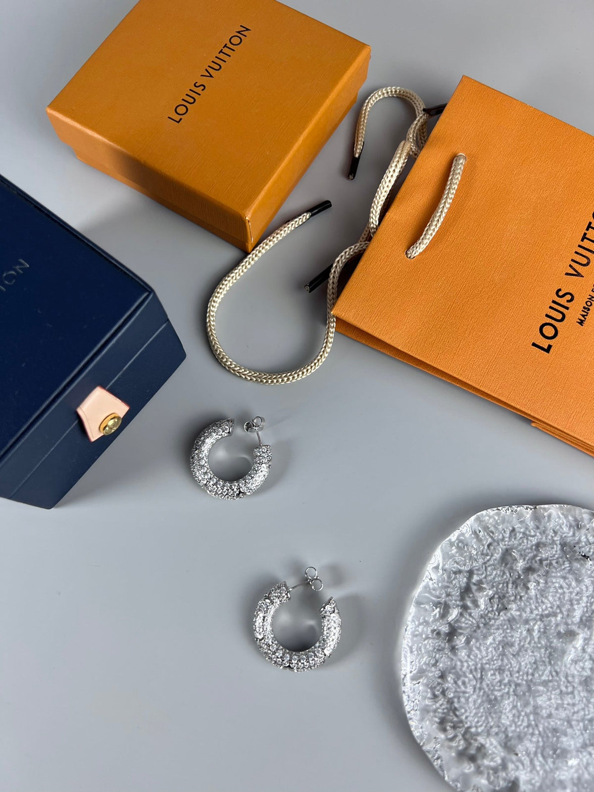 Louis Vuitton Circle Diamond Earrings - 18K Gold
