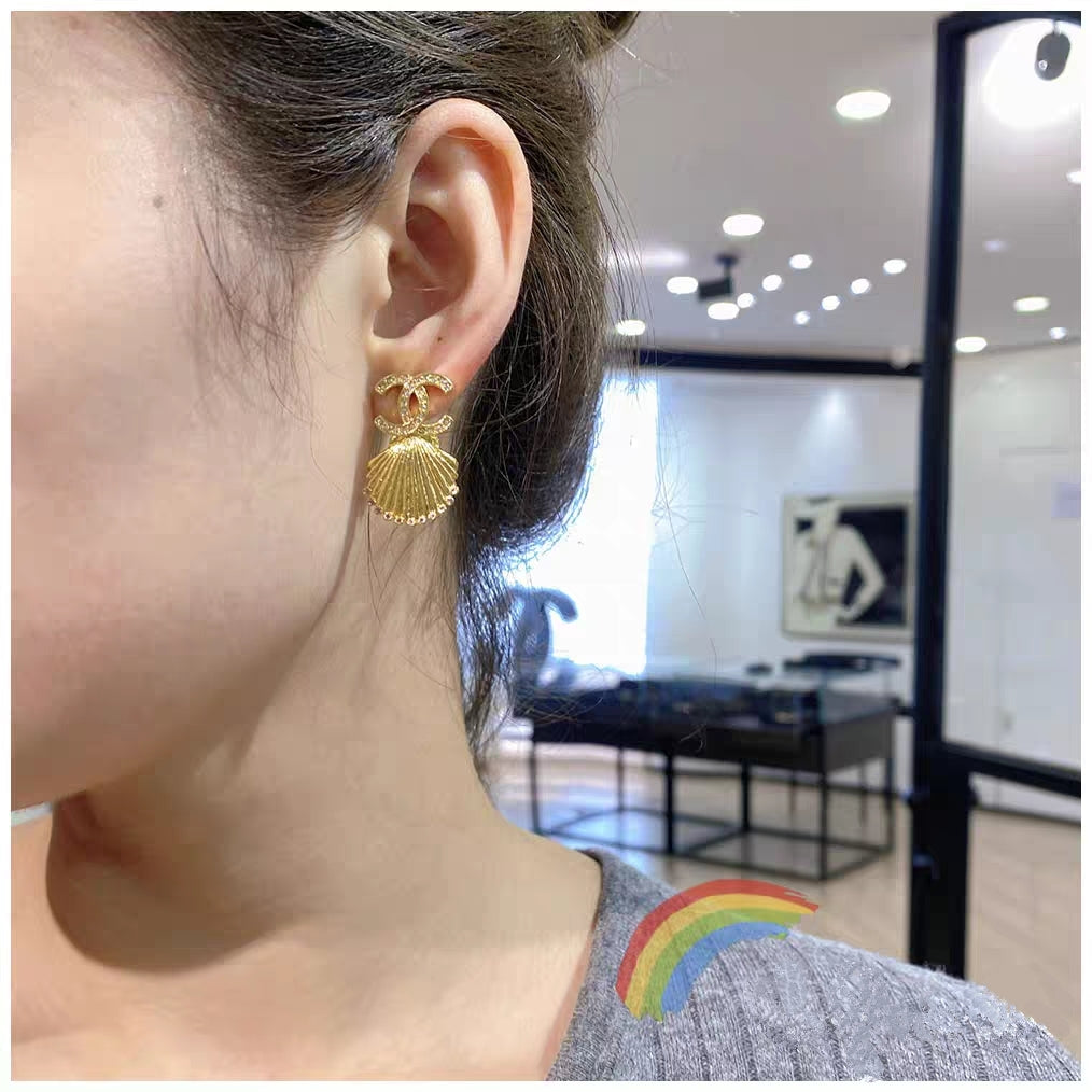 Chanel Shell Pendant Earrings - 18K Yellow Gold