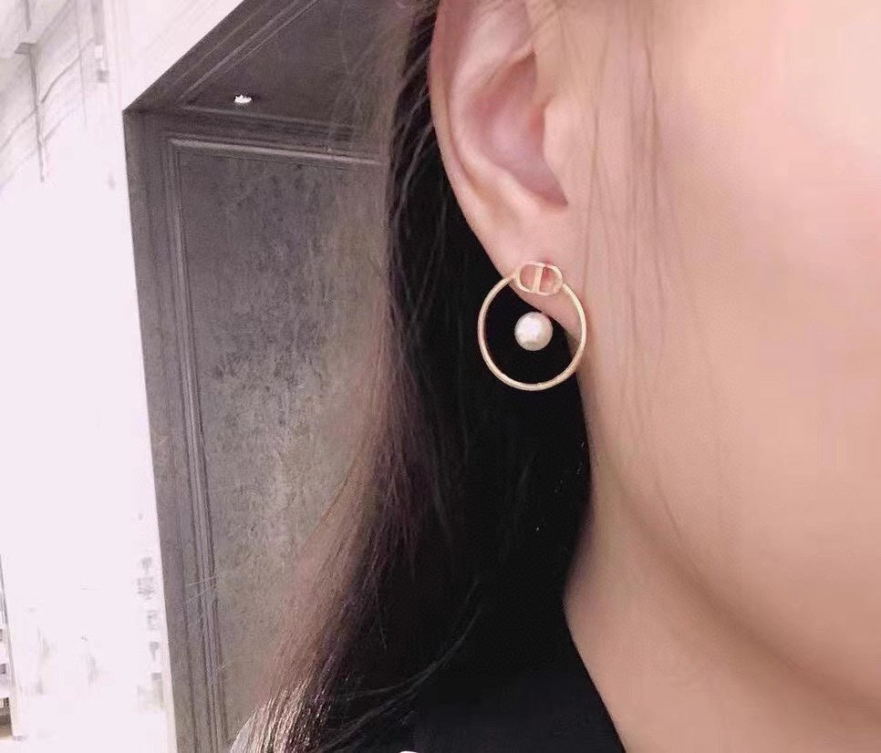 Dior 30 Montaigne Pearl Earrings