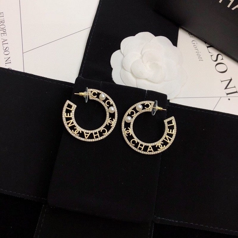 Chanel Circle Pearl Earrings - 18K Yellow Gold