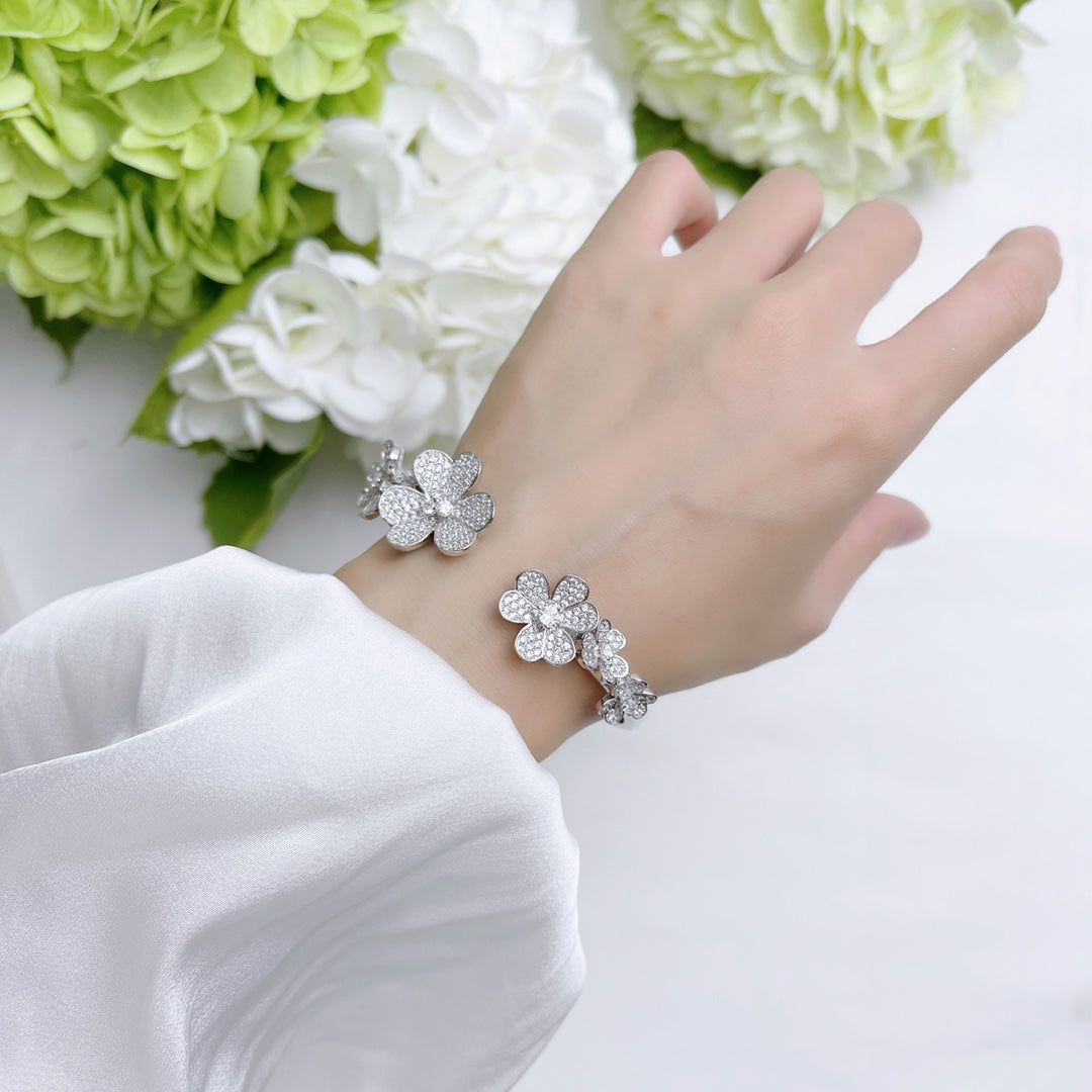 Frivole Seven Flowers Diamond Bracelet