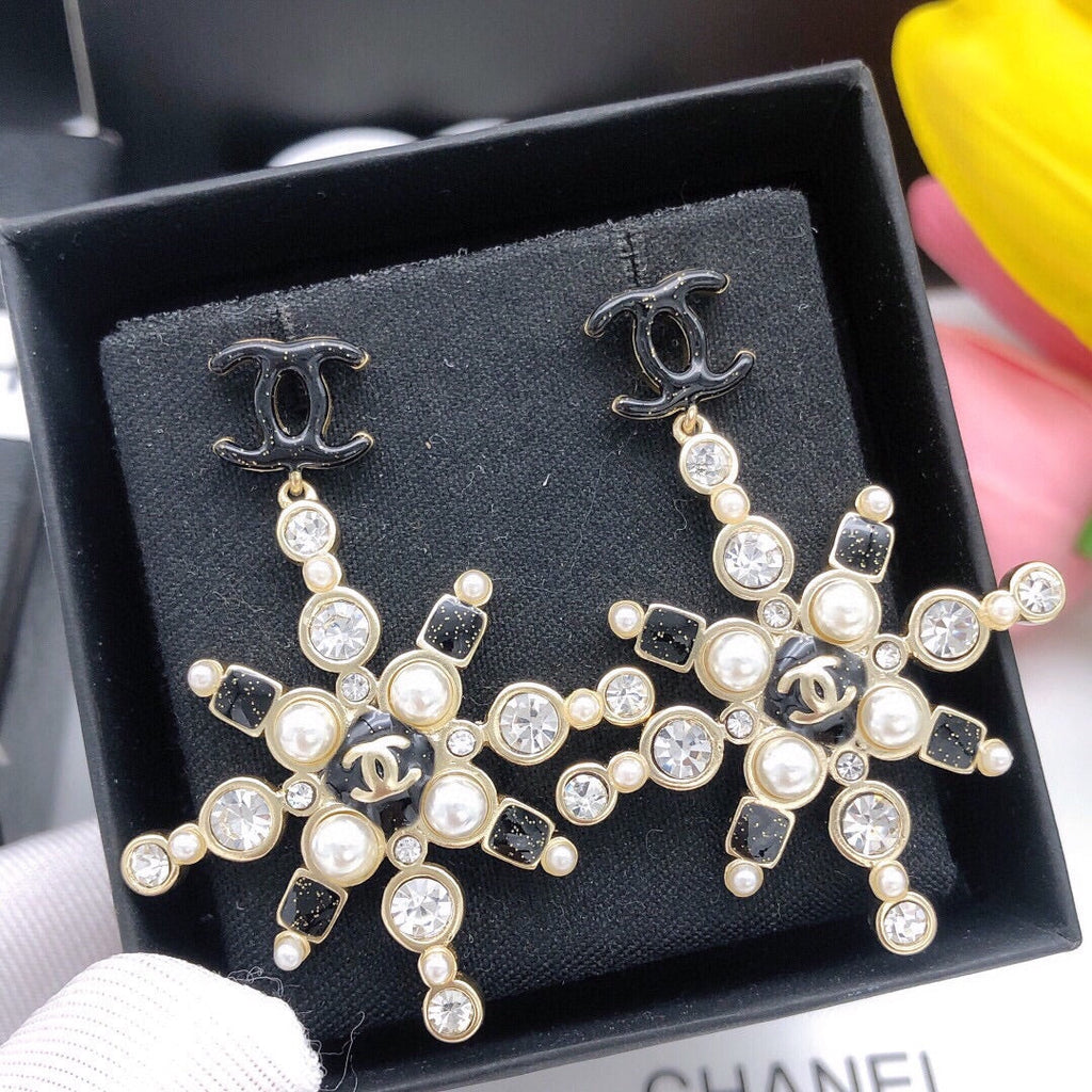 Chanel Snow Flowers Earrings - 18K Yellow Gold