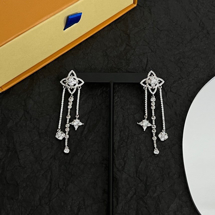 Louis Vuitton Diamond Flowers Long Earrings - 18K White Gold