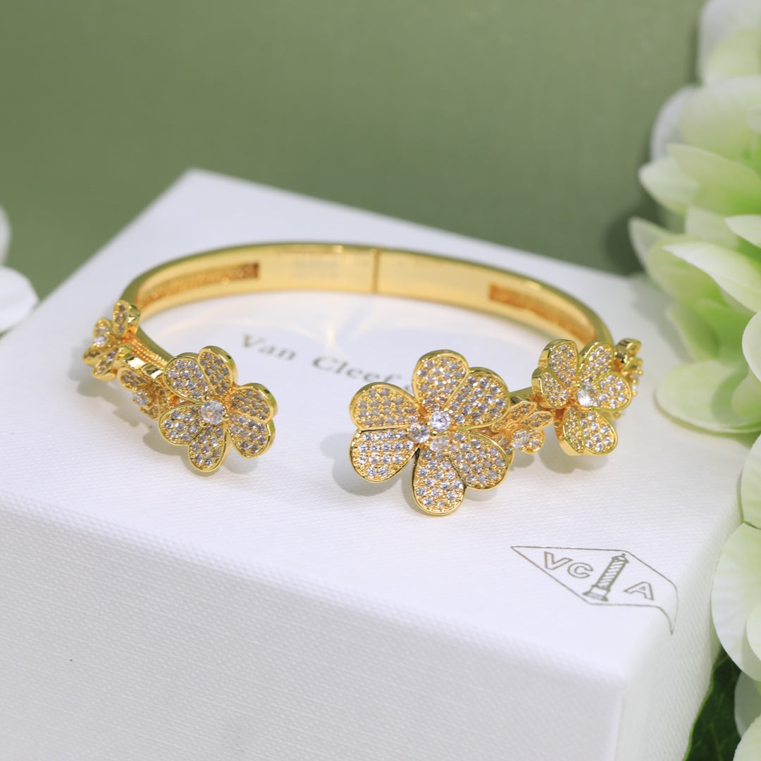 Frivole Seven Flowers Diamond Bracelet