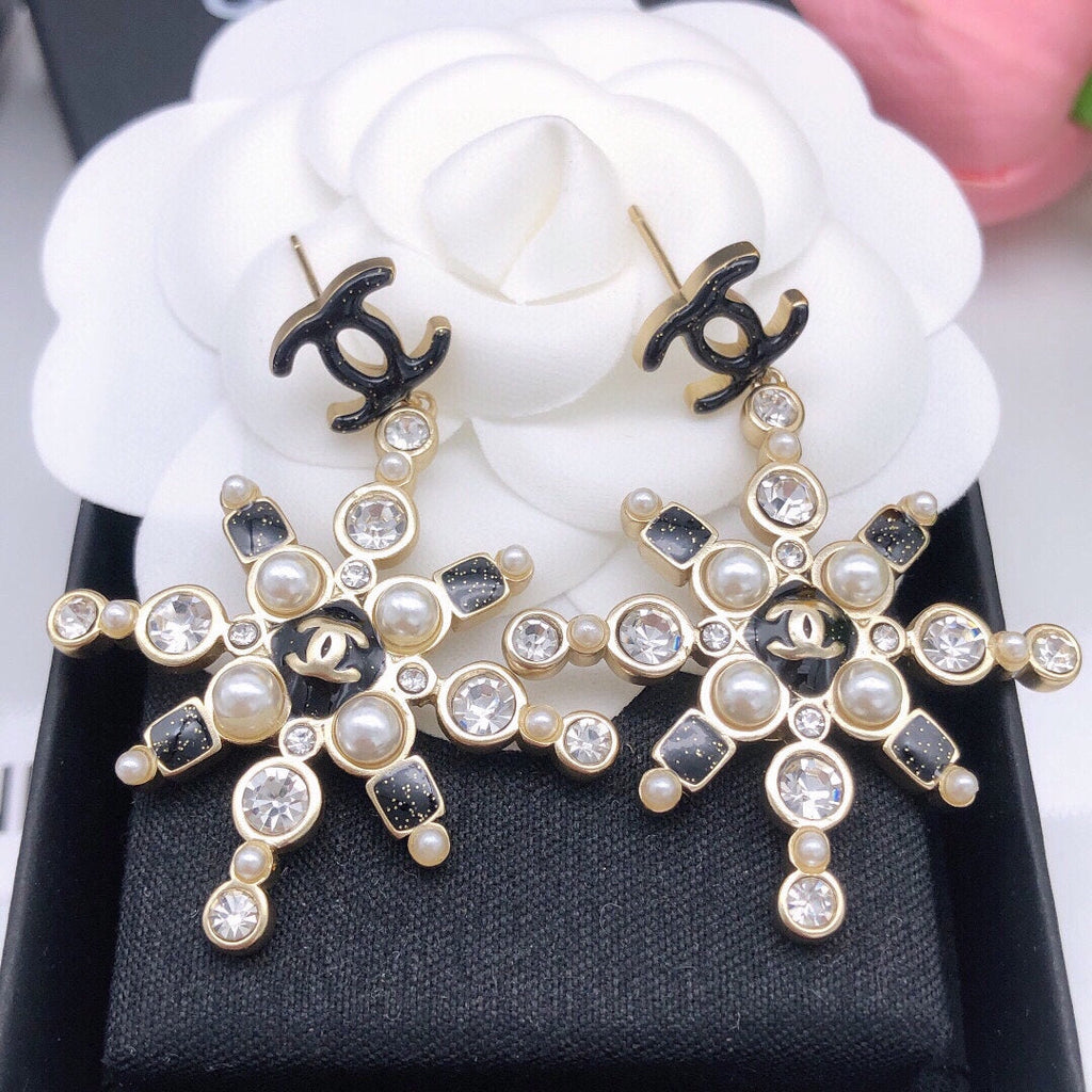Chanel Snow Flowers Earrings - 18K Yellow Gold