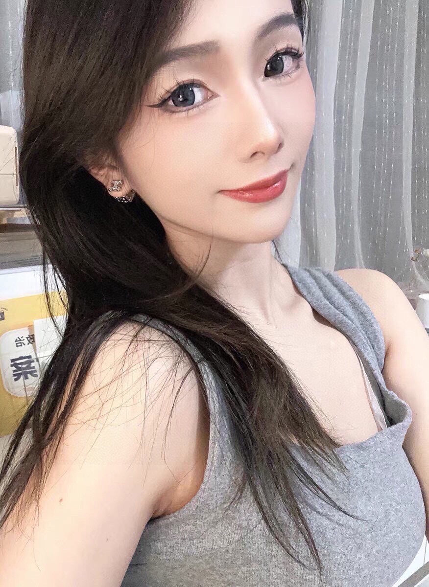 Celine Triomphe Dice Pendant Earrings - 18K Gold