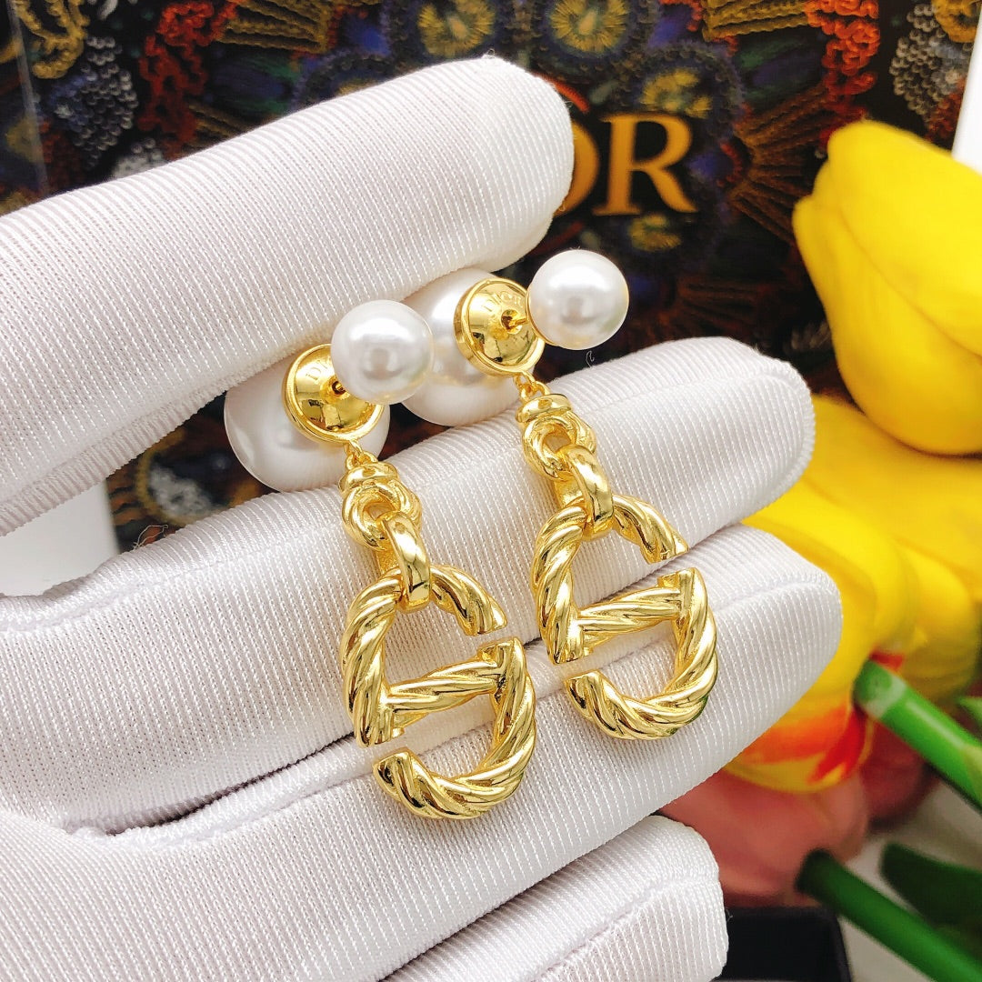 Dior 30 Montaigne Pearl Earrings