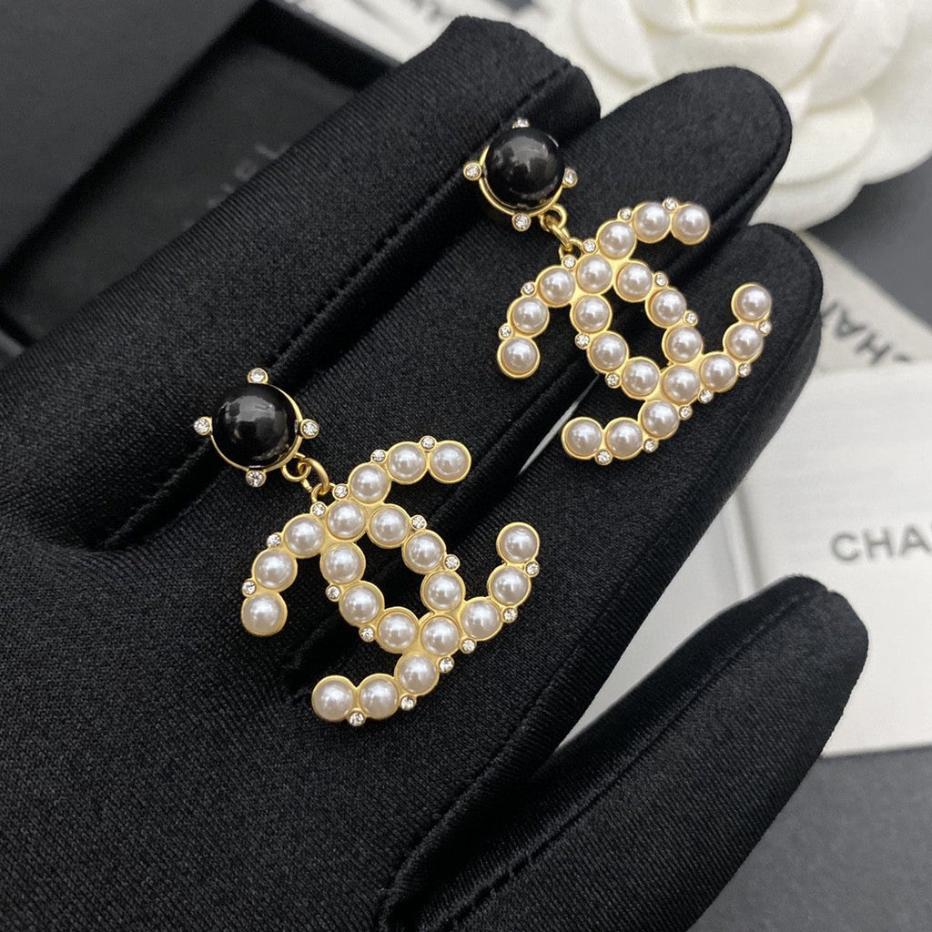 Chanel Pearl Pendant Earrings - 6 cm Height - 18K Yellow Gold