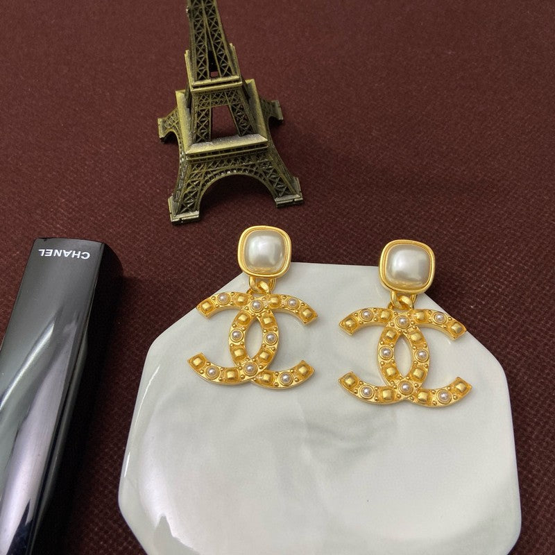 Chanel Pearl Earrings - 3.8 cm Height - 18K Yellow Gold