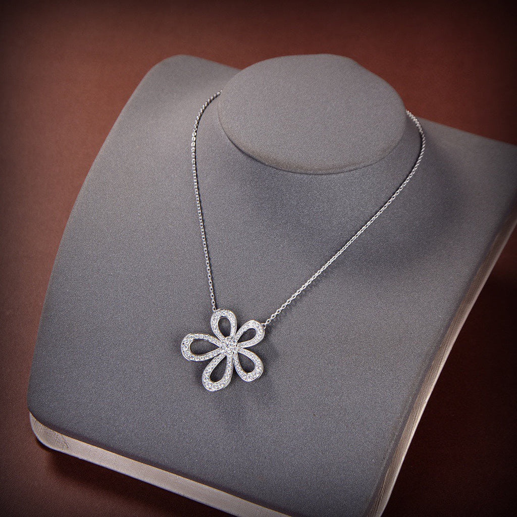Flowerlace Pendant Necklace - 18K Gold