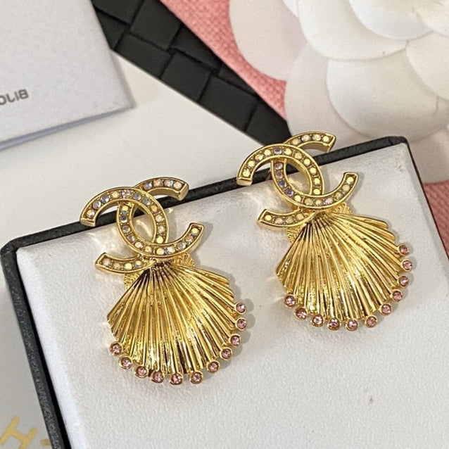 Chanel Shell Pendant Earrings - 18K Yellow Gold