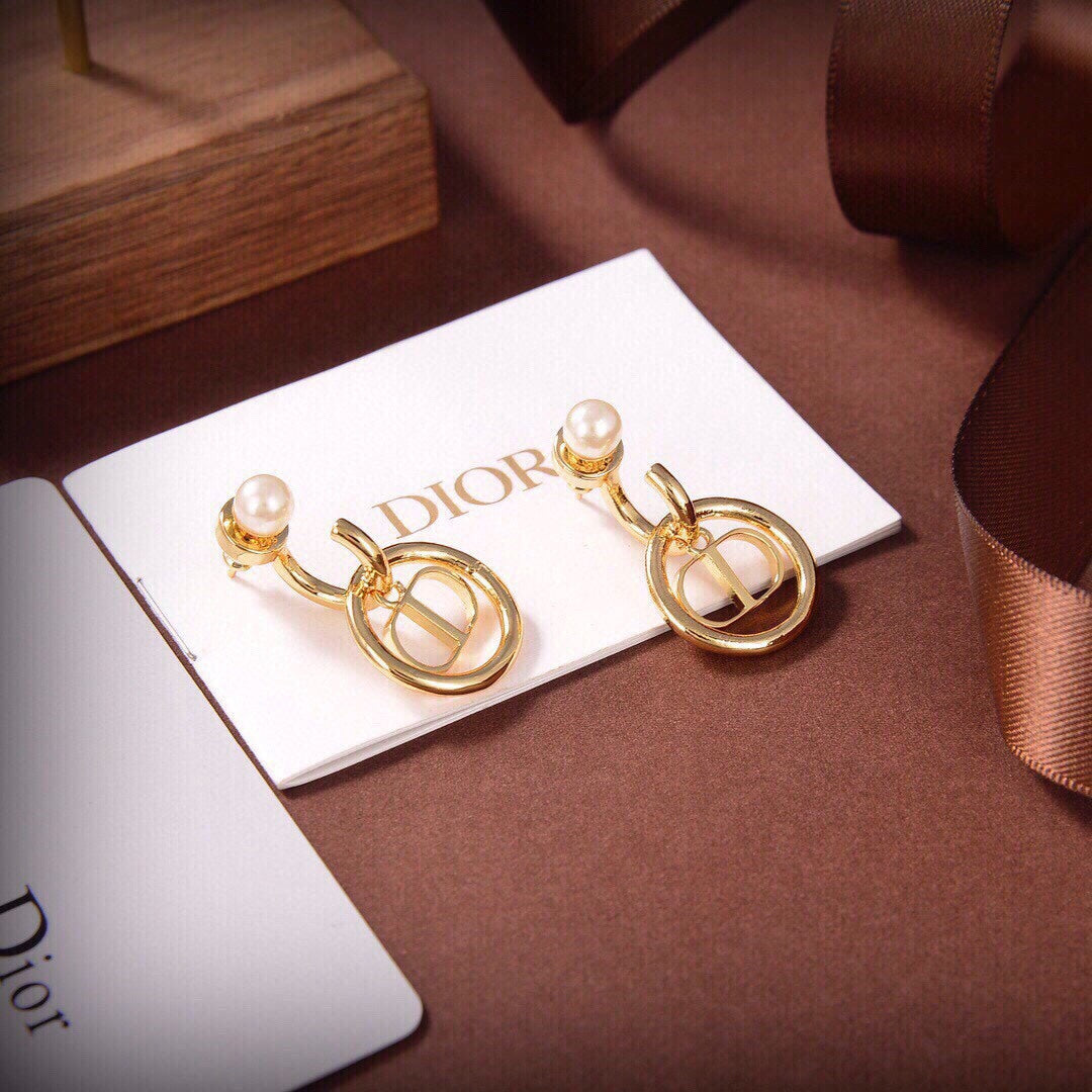 Dior 30 Montaigne Pearl Earrings