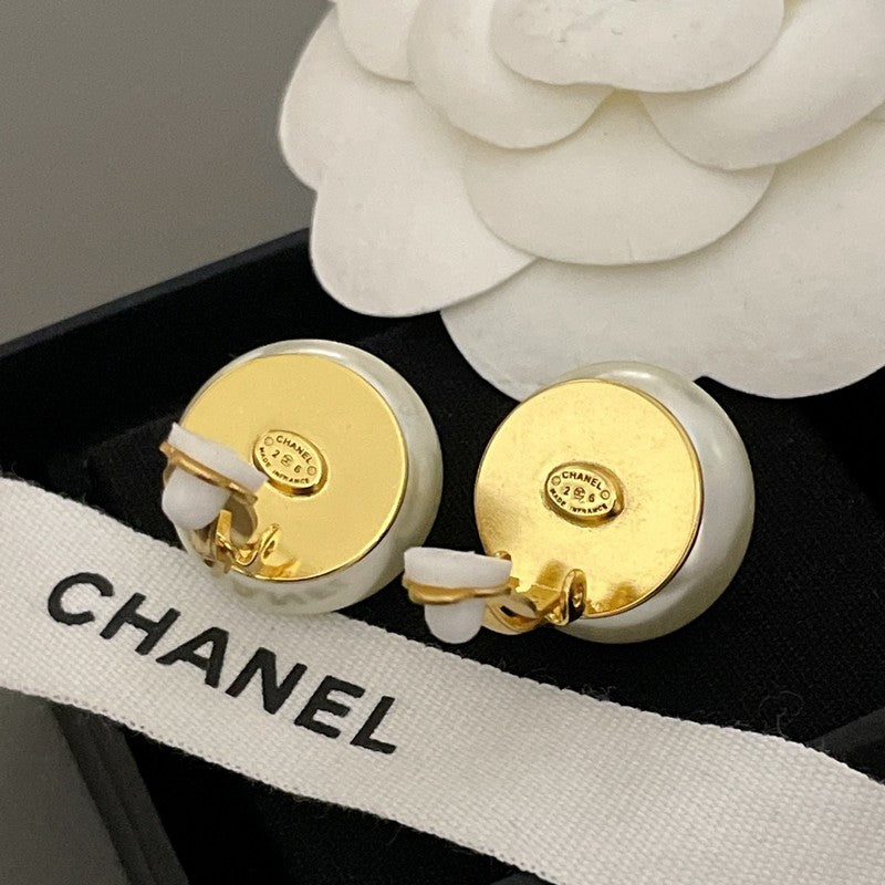 Chanel Pearl Gold Round Earrings - 18K Yellow Gold