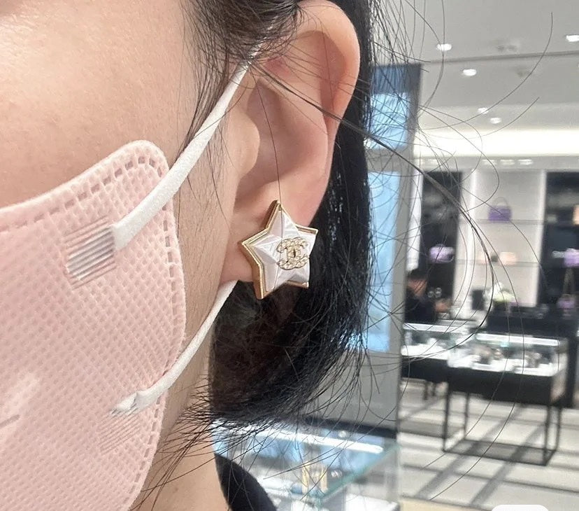 Chanel Star Pearl Earrings - 18K Yellow Gold