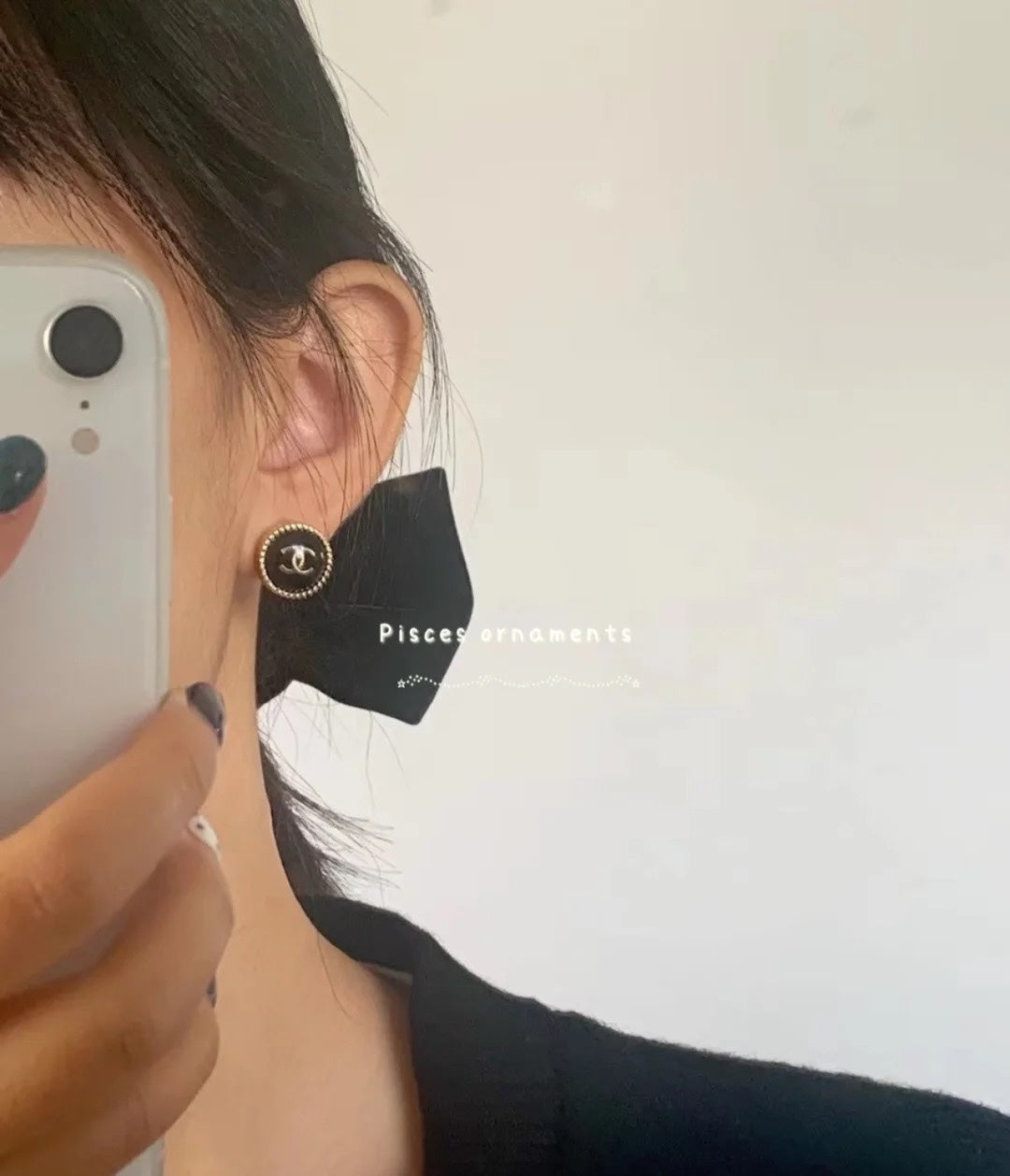 Chanel Circle Black Resin Earrings - 18K Yellow Gold