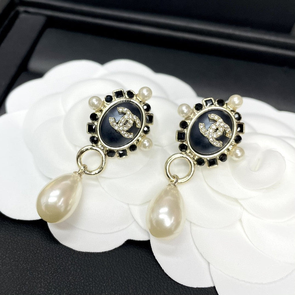 Chanel Pearl Pendant Earrings - 18K Yellow Gold