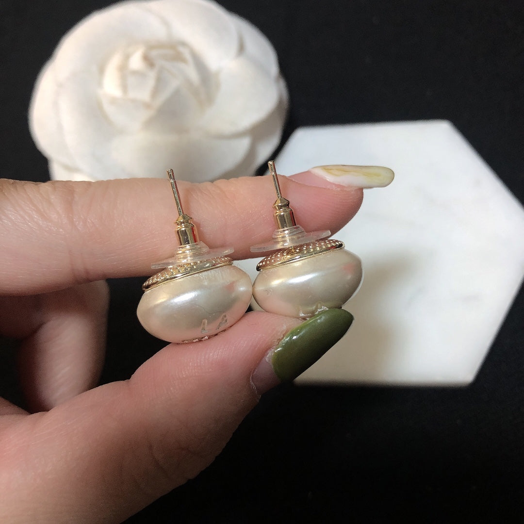 Chanel Pearl Earrings - 18K Yellow Gold