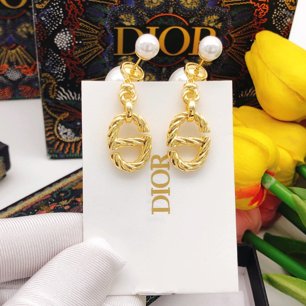 Dior 30 Montaigne Pearl Earrings