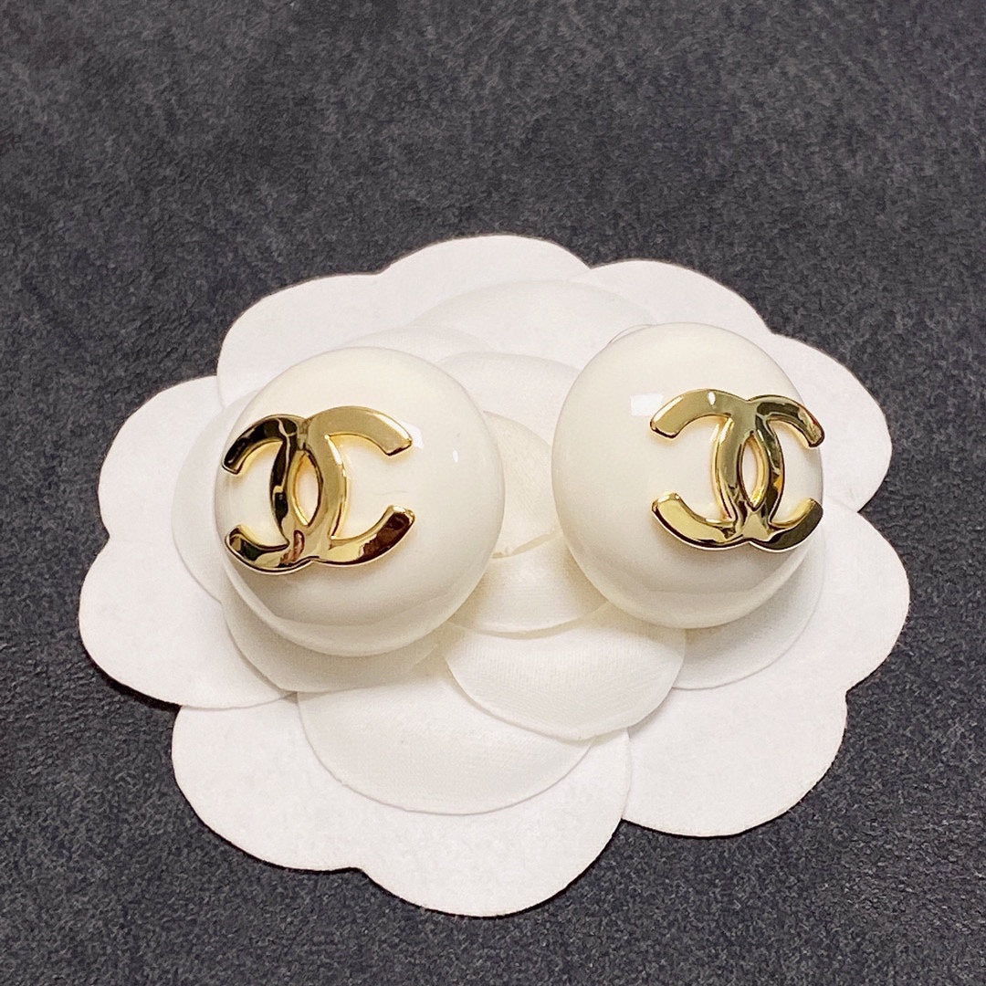 Chanel Pearl Round Earrings - 18K Yellow Gold