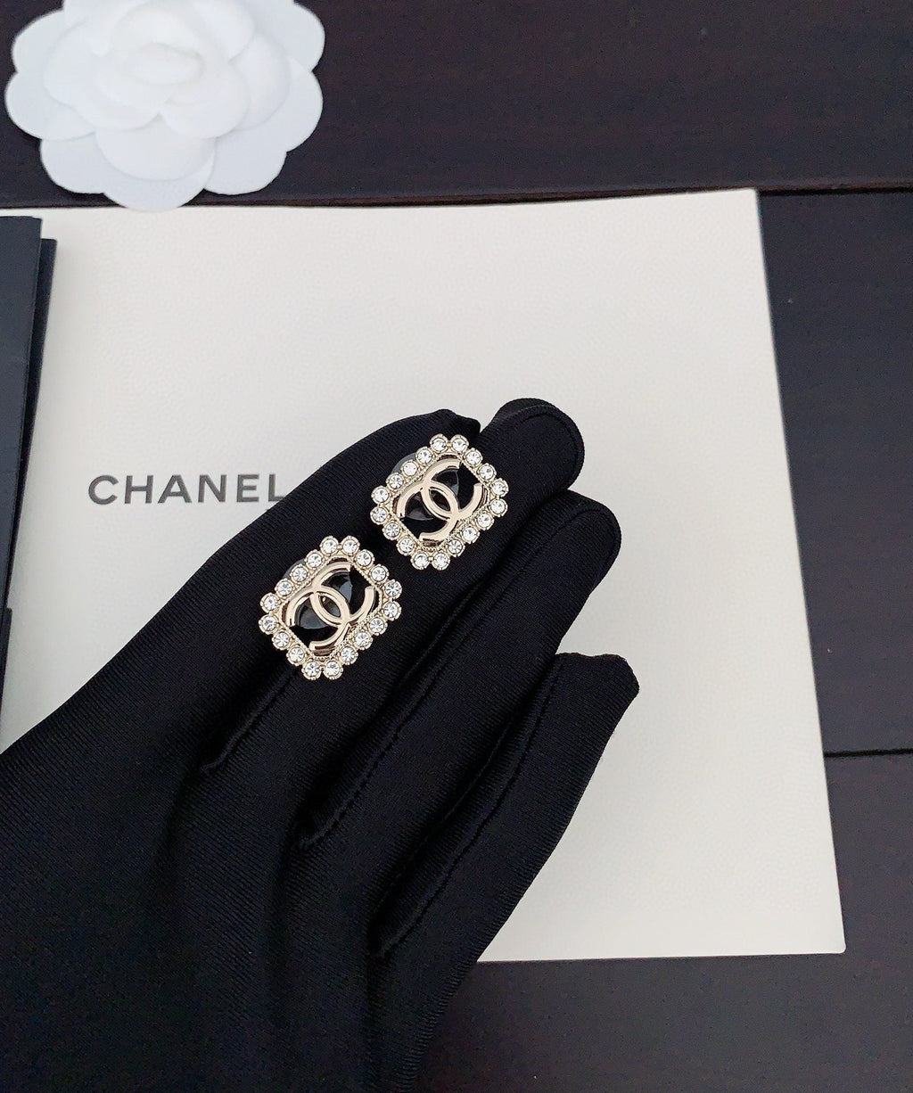 Chanel Square Pearl Earrings - 18K Yellow Gold