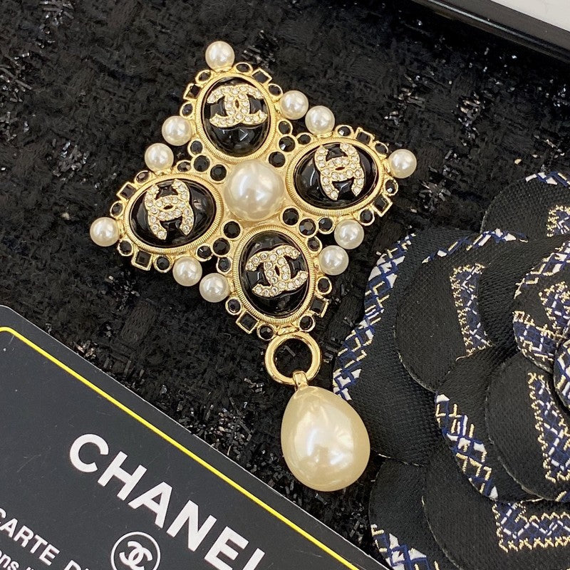 Chanel Pearl Pendant Gold Brooch