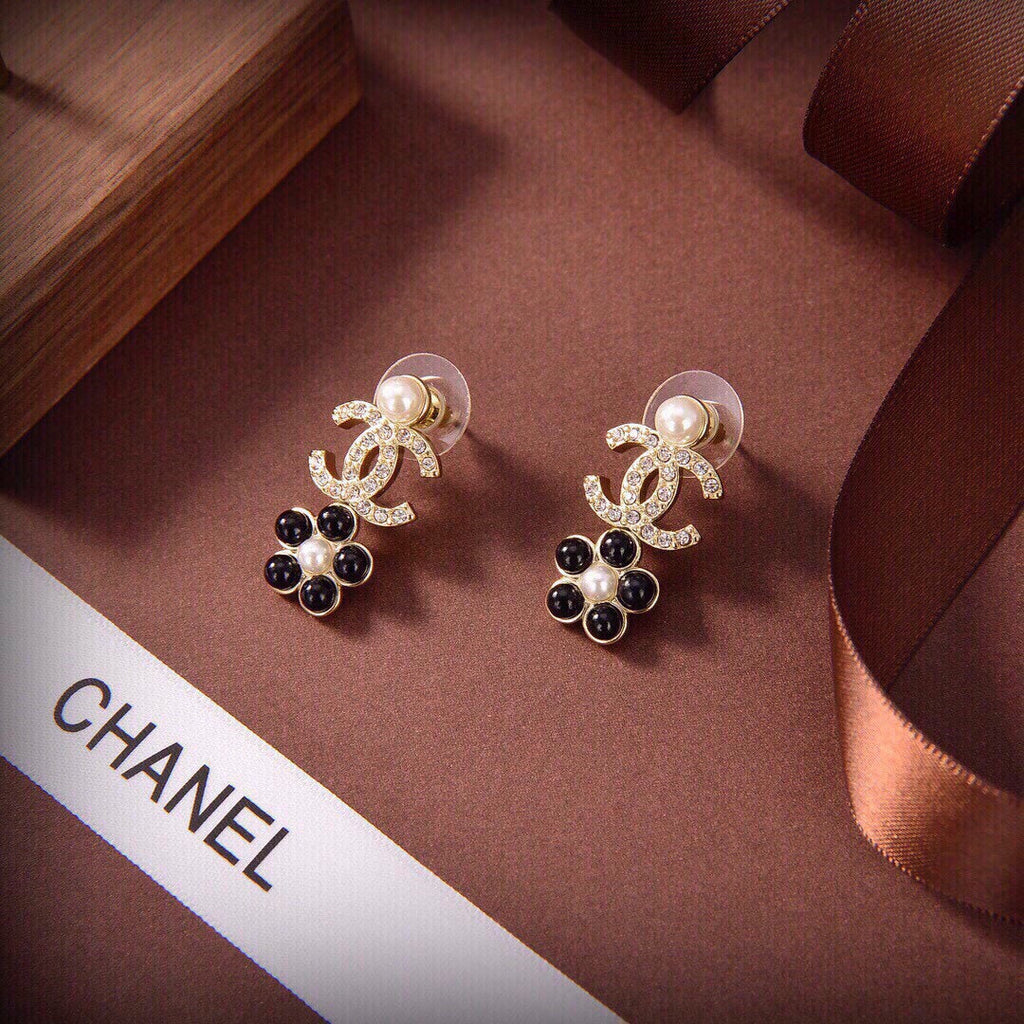 Chanel Butterfly Pendant Earrings - 18K Yellow Gold
