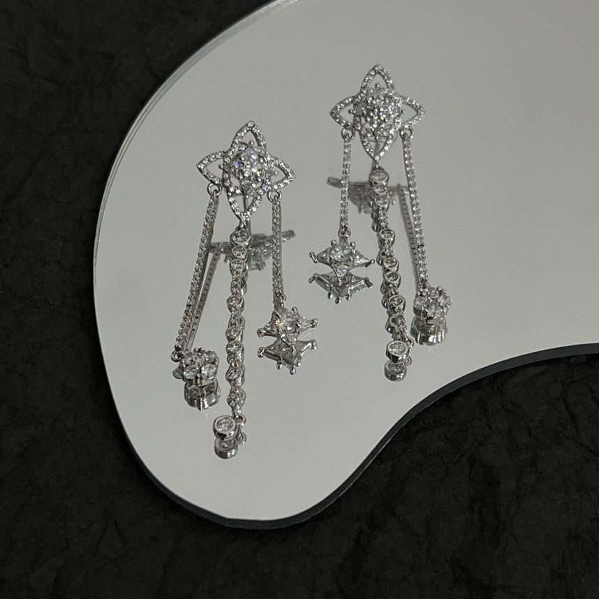 Louis Vuitton Diamond Flowers Long Earrings - 18K White Gold