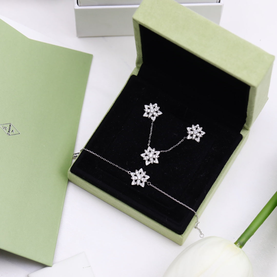 Lotus Openwork Pendant Necklace - 18K Gold