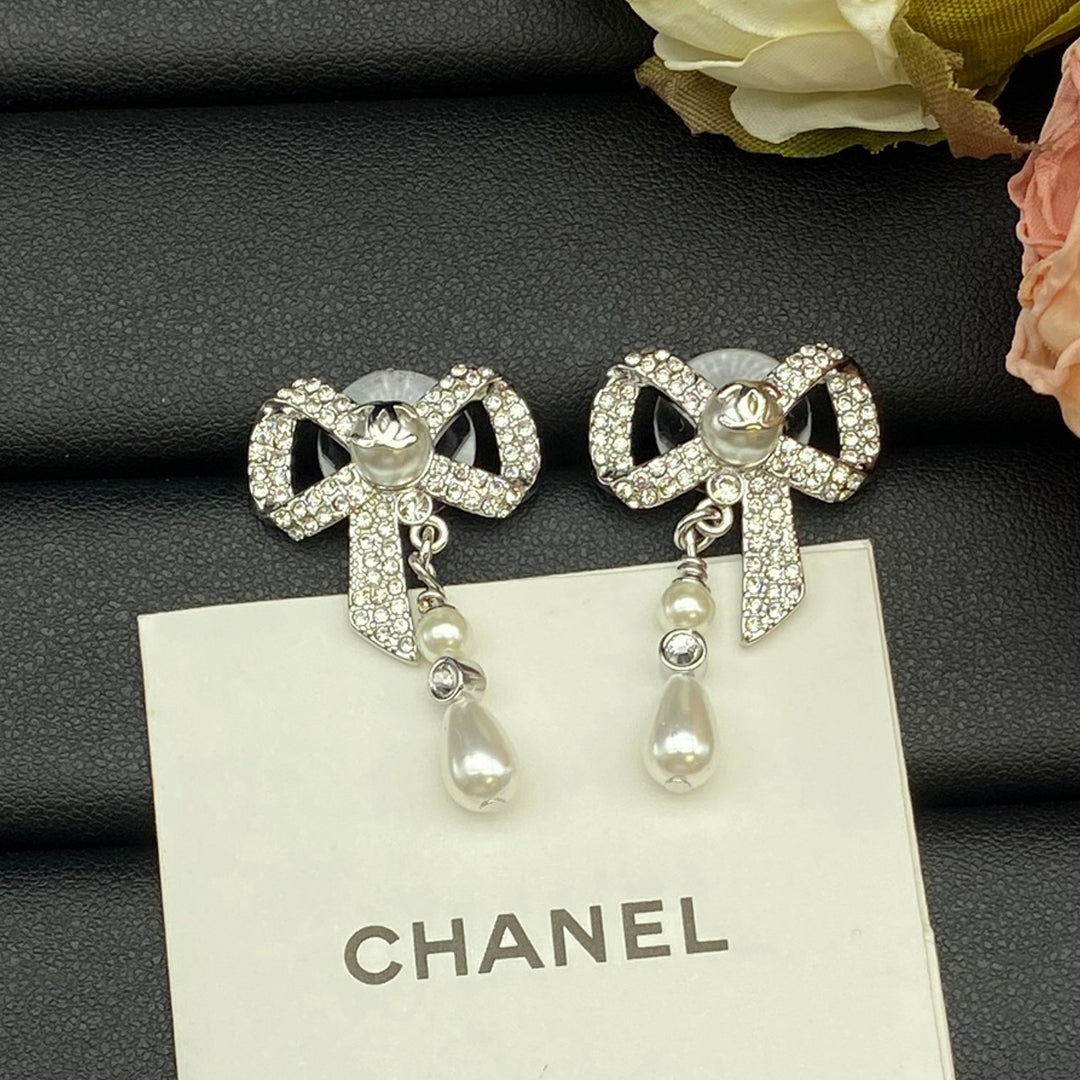 Chanel Butterfly Pearl Earrings - 18K Yellow Gold