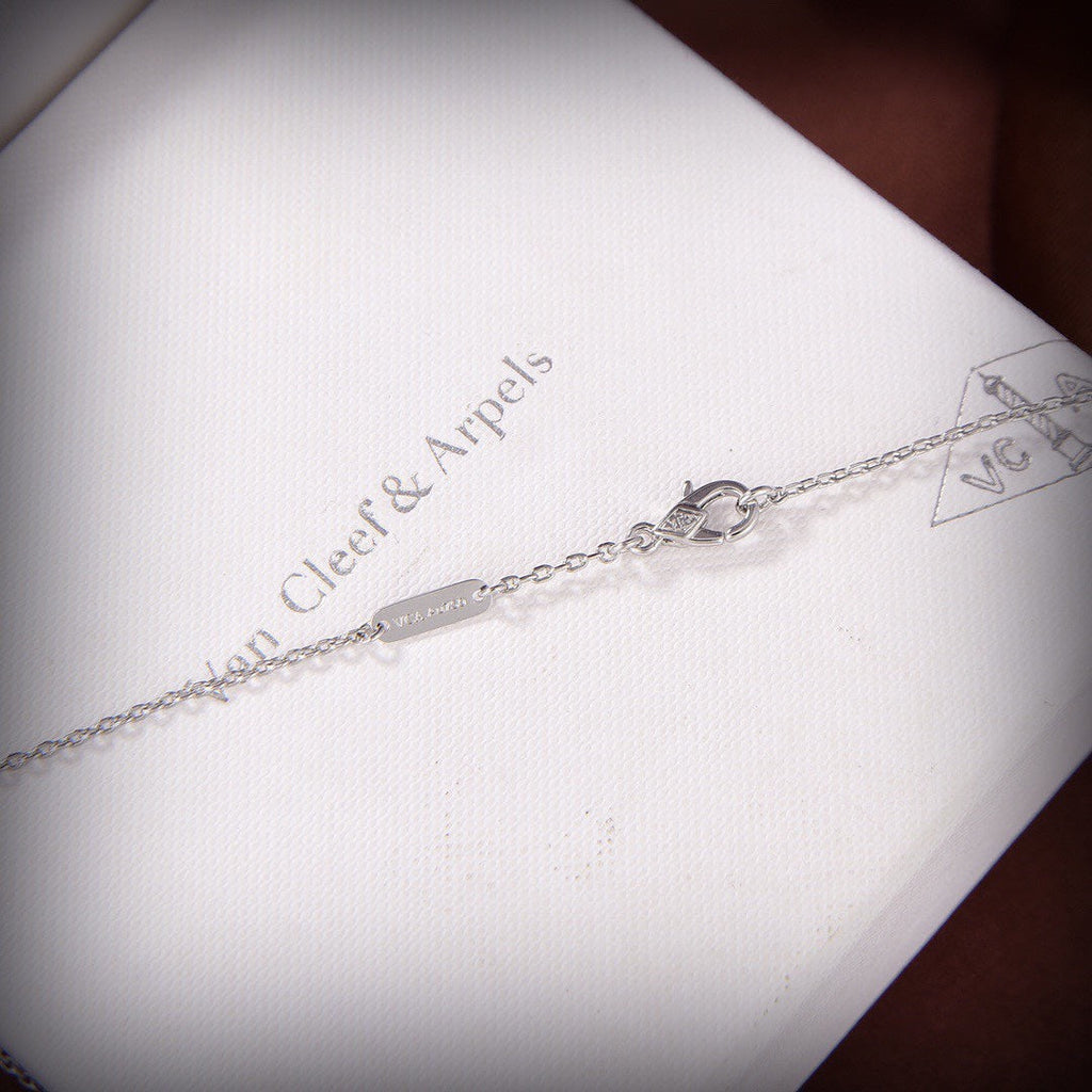 Flowerlace Pendant Necklace - 18K Gold